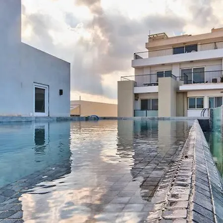 Lovely 1 Bedroom Penthouse, With A Private Pool! * Gzira